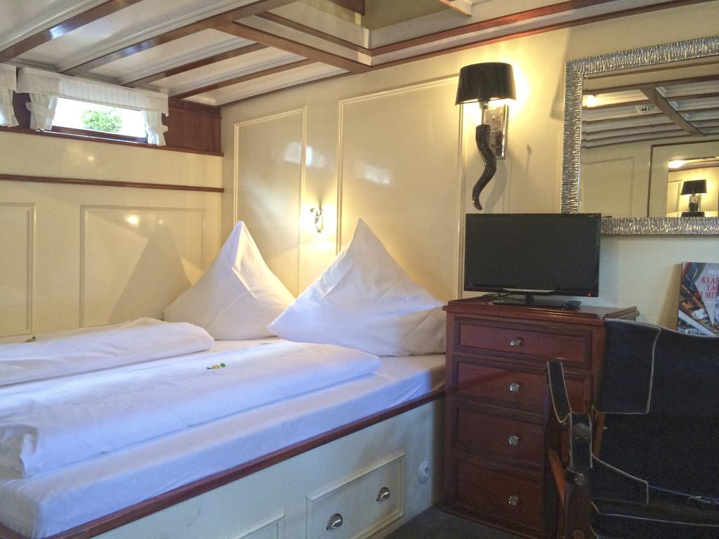 Botel Hotelschiff Nedeva BRE