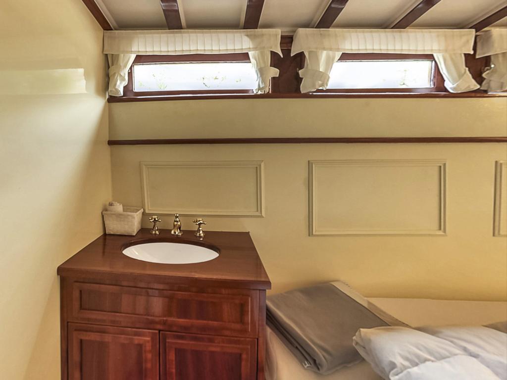 Hotelschiff Nedeva Botel BRE