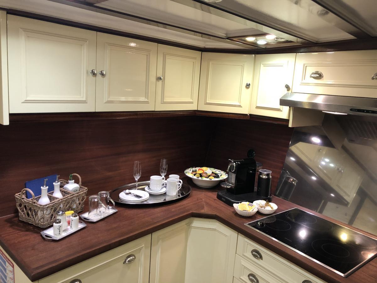 Hotelschiff Nedeva Botel 3*