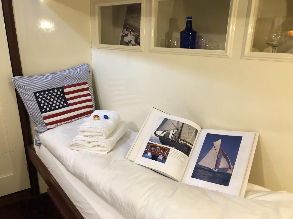 Hotelschiff Nedeva Botel 3*